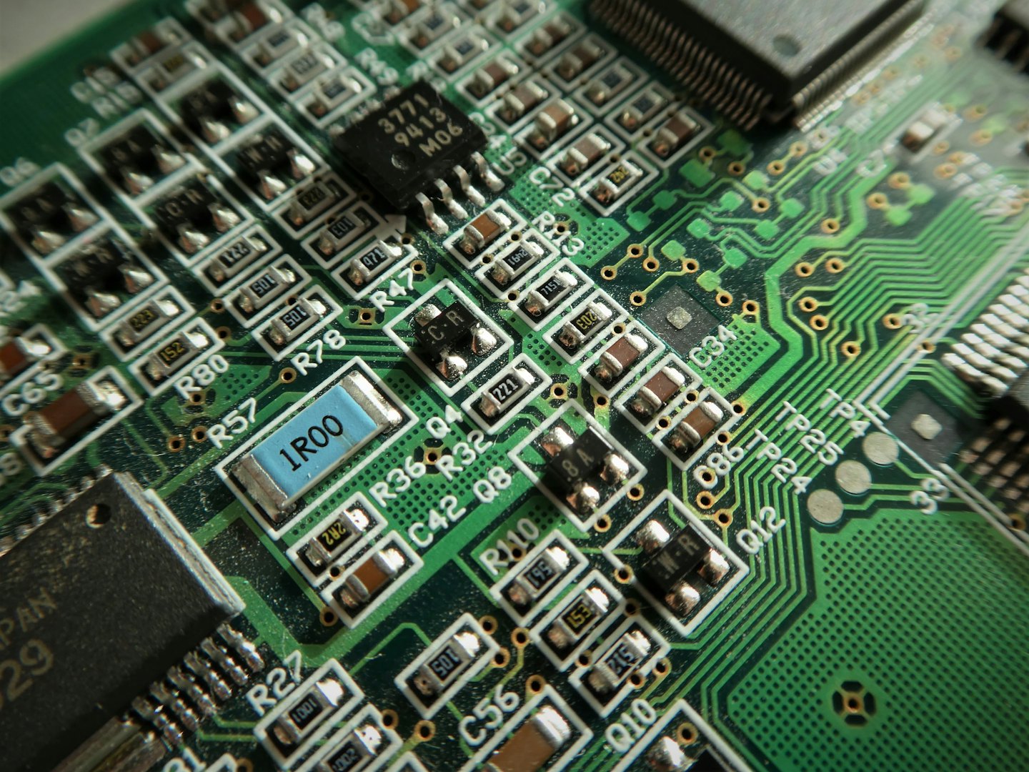 Scheda elettronica verde densamente popolata da componenti elettronici.