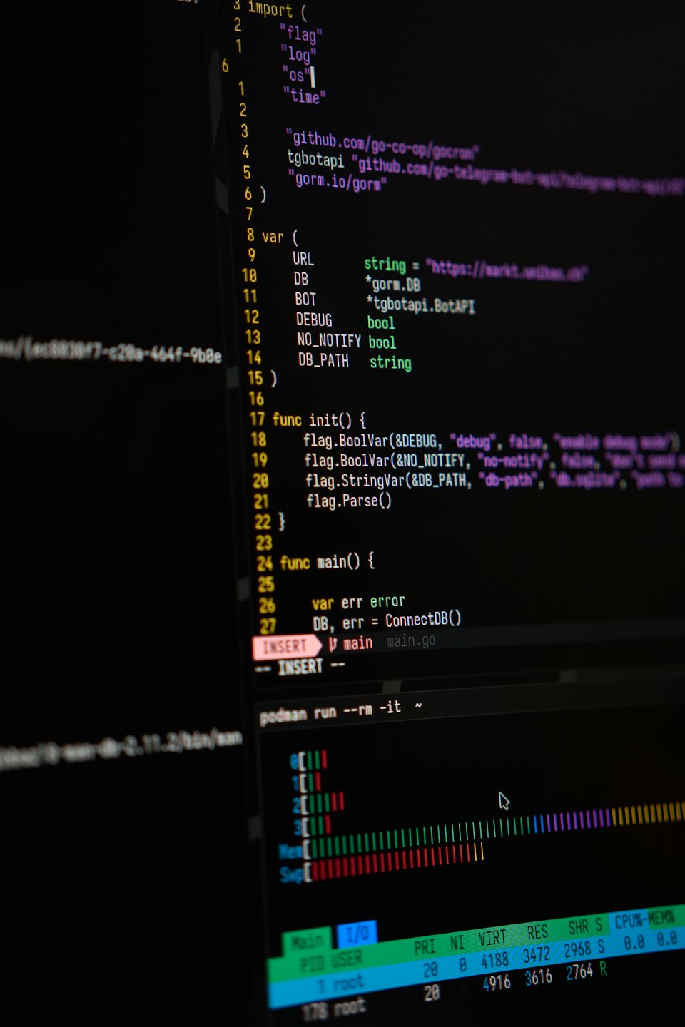 Schermata del computer che mostra codice di programmazione e metriche di sistema.