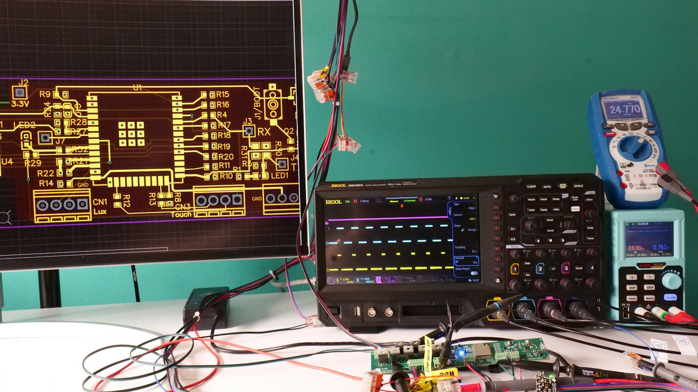 Banco da lavoro con progetto di circuito stampato e attrezzature per test elettronici.