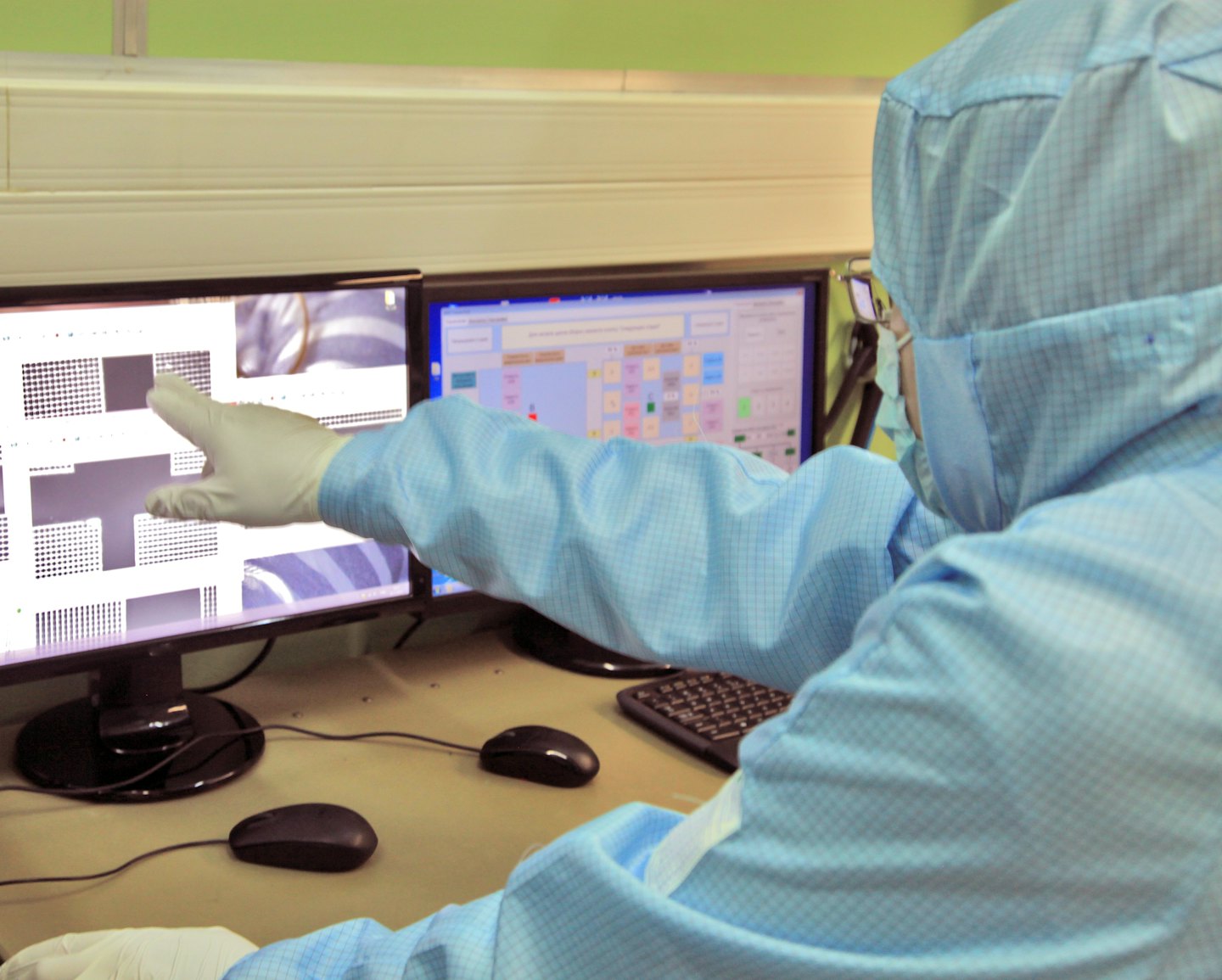 Tecnico esamina il progetto di un microchip su uno schermo di computer in un laboratorio.