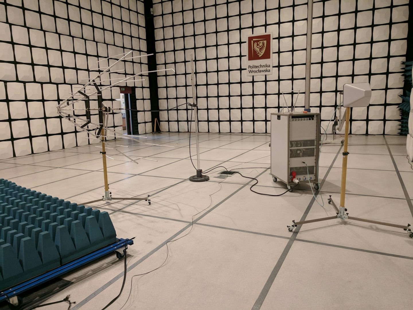 Camera anecoica con strumenti scientifici per test.